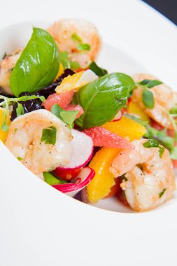 Karides, sebze ve meyve salatası (domates, kuşkonmaz, turp, greyfurt, fesleğen)