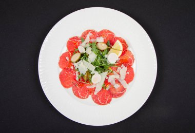 Rucola, keçi peyniri ve parmesan peyniri ile Carpaccio