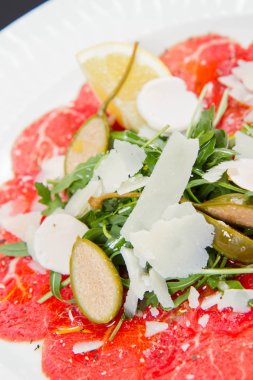 Rucola, keçi peyniri ve parmesan peyniri ile Carpaccio
