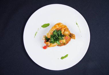 Tavuk patates tava keki biraz sebze bezelye püre ile süslenmiş ile servis