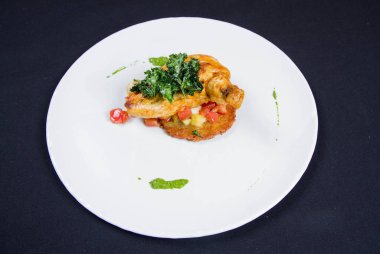 Tavuk patates tava keki biraz sebze bezelye püre ile süslenmiş ile servis