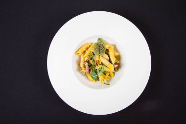 Makarna - penne pastırma ve brokoli, ile dekore edilmiş otlar ile 