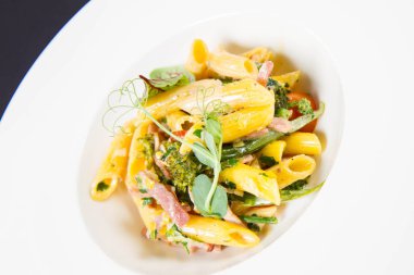 Makarna - penne pastırma ve brokoli, ile dekore edilmiş otlar ile 