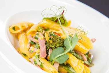 Makarna - penne pastırma ve brokoli, ile dekore edilmiş otlar ile 