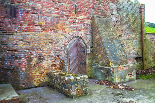 Porta Velha Uma Parede Antiga — Fotografia de Stock