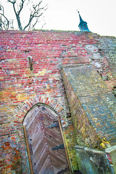 アンティークの壁の古いドア — ストック写真