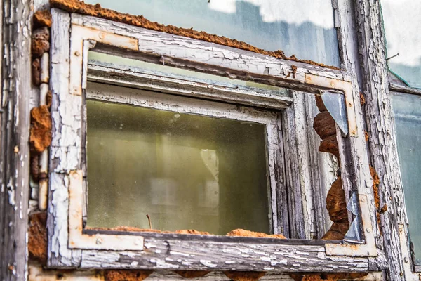 Terk Edilmiş Bir Binanın Kırık Penceresi — Stok fotoğraf
