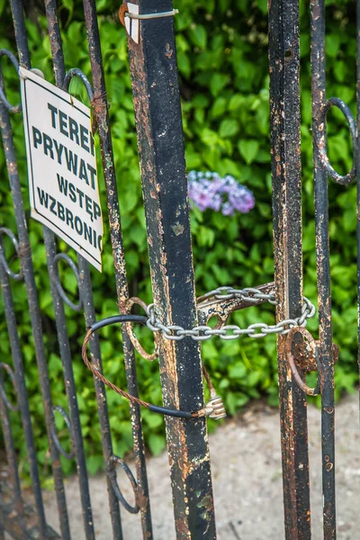 Tor Mit Kette Verschlossen Mit Gedenktafel Auf Polnisch Privateigentum Verboten — Stockfoto