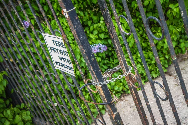 Porte Fermée Par Une Chaîne Avec Une Plaque Disant Propriété — Photo