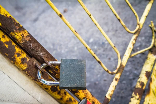 Poort Gesloten Met Hangslot Focus Het Hangslot — Stockfoto