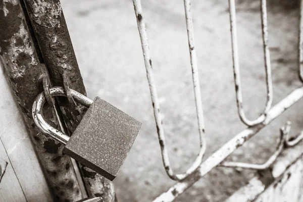 Poort Gesloten Met Hangslot Focus Het Hangslot — Stockfoto