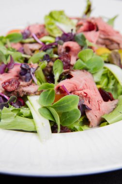 Taze ot sosu ile biftek salatası