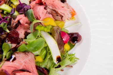 Taze ot sosu ile biftek salatası