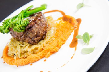 Tatlı patates mus, köri lahana turşusu ve taze kekik sosu ile Sığır sığır filetosu