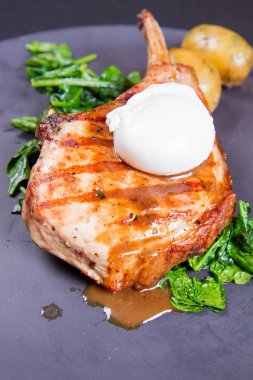 Organik elma domuz biftek pişmiş patates, haşlanmış yumurta, ıspanak ve fırında pişmiş kabak ile servis