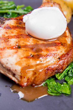 Organik elma domuz biftek pişmiş patates, haşlanmış yumurta, ıspanak ve fırında pişmiş kabak ile servis