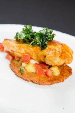 Kavrulmuş tavuk göğsü patates gözleme, ananas, İtalyan peyniri ve kiraz domates ile servis