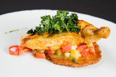 Kavrulmuş tavuk göğsü patates gözleme, ananas, İtalyan peyniri ve kiraz domates ile servis