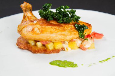 Kavrulmuş tavuk göğsü patates gözleme, ananas, İtalyan peyniri ve kiraz domates ile servis