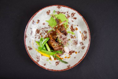 Yeşil bezelye saf, bebek sebze ve klasik nane soslu kavrulmuş kuzu pirzola