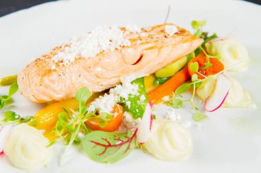 Isme somon wasabi patates püresi, sebze ve limon tozu ile