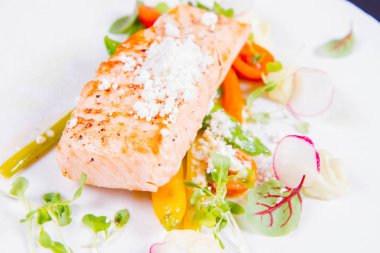 Isme somon wasabi patates püresi, sebze ve limon tozu ile