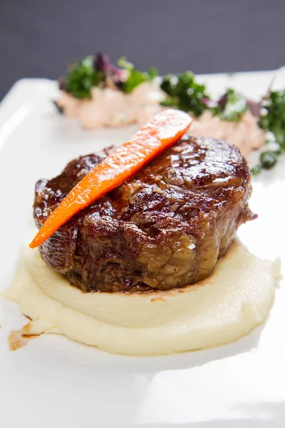 Filet Boeuf Avec Mousse Patate Douce Choucroute Curry Sauce Thym — Photo