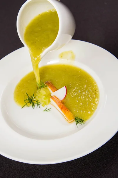 Borsch Pepino Fresco Com Bacalhau Defumado Que Vaza Jarro — Fotografia de Stock