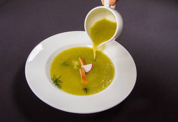 Borsch Pepino Fresco Con Bacalao Ahumado Que Vierte Una Jarra —  Fotos de Stock