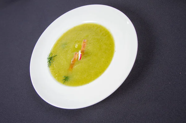 Borsch Pepino Fresco Com Bacalhau Defumado — Fotografia de Stock