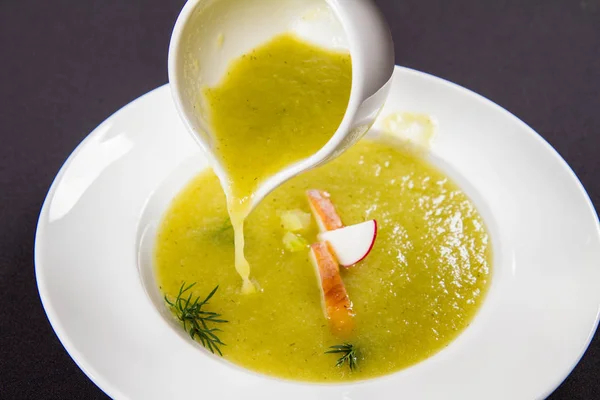 Borsch Pepino Fresco Com Bacalhau Defumado Que Vaza Jarro — Fotografia de Stock