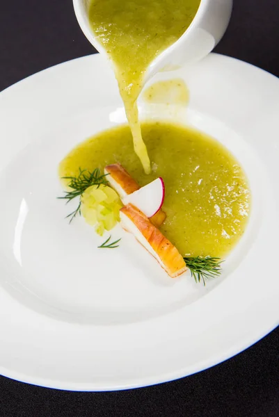 Borsch Pepino Fresco Com Bacalhau Defumado Que Vaza Jarro Imagens Royalty-Free