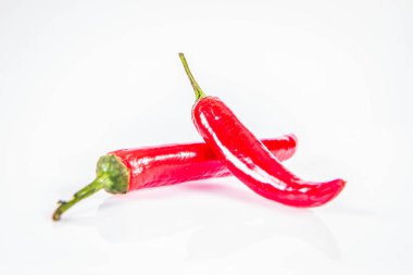 Beyaz arka planda taze biber