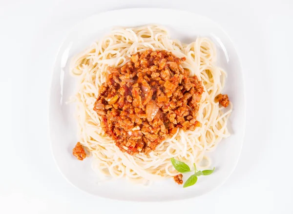 Espaguetis Boloñeses Plato Decorado Con Albahaca Fresca Fondo Blanco —  Fotos de Stock