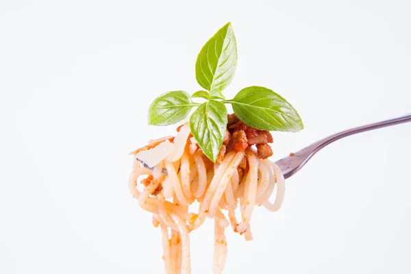 Espaguetis Boloñeses Plato Decorado Con Queso Parmesano Albahaca Fresca Sobre — Foto de Stock