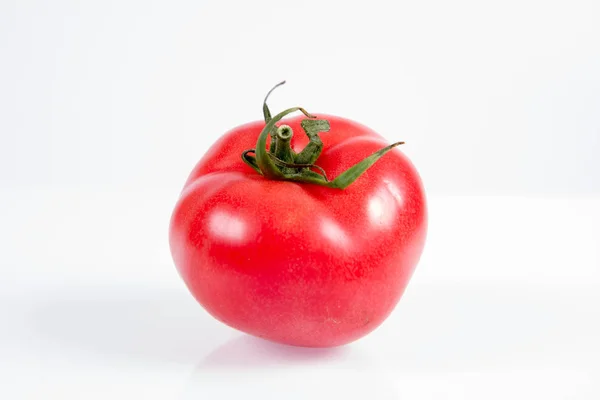 Niektóre Świeże Pomidory Białym Tle — Zdjęcie stockowe
