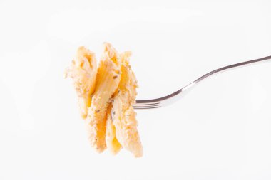 Çatalla yenen makarna. Beyaz arka planda beyaz krema soslu makarna.