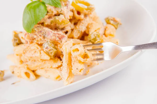 Pâtes Mangées Fourchette Penne Avec Sauce Crème Blanche Bacon Poivrons — Photo