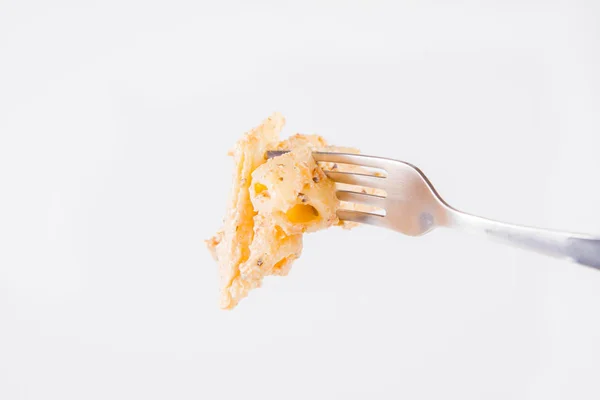 Pasta Syödään Haarukalla Penne Valkoisella Kermakastikkeella Valkoisella Pohjalla — kuvapankkivalokuva