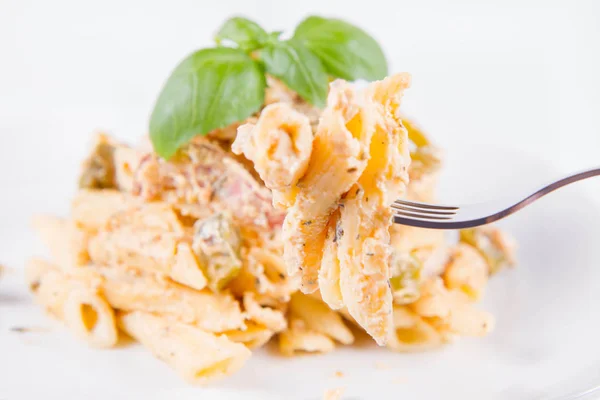 Pasta Gegeten Met Een Vork Penne Met Witte Roomsaus Met — Stockfoto