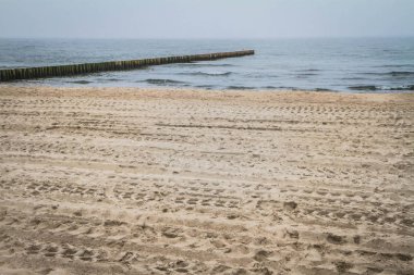 Tahta Dalgalar görünen plaj