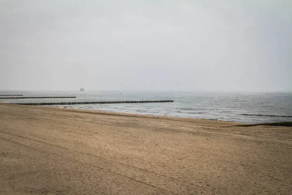 Strand Mit Wellenbrechern Aus Holz Sichtbar — Stockfoto