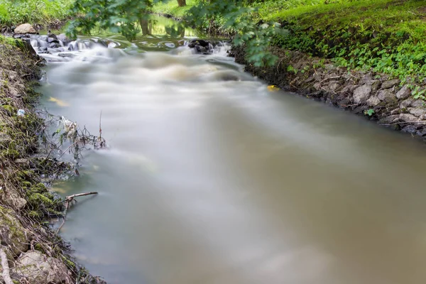 Stream Flyter Solig Dag Lång Exponering — Stockfoto