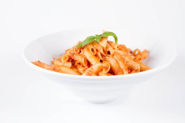 Peynirli makarna ve fesleğenle süslenmiş güneşte kurutulmuş domates.