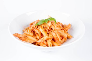 Peynirli makarna ve fesleğenle süslenmiş güneşte kurutulmuş domates.