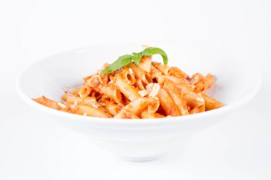 Peynirli makarna ve fesleğenle süslenmiş güneşte kurutulmuş domates.