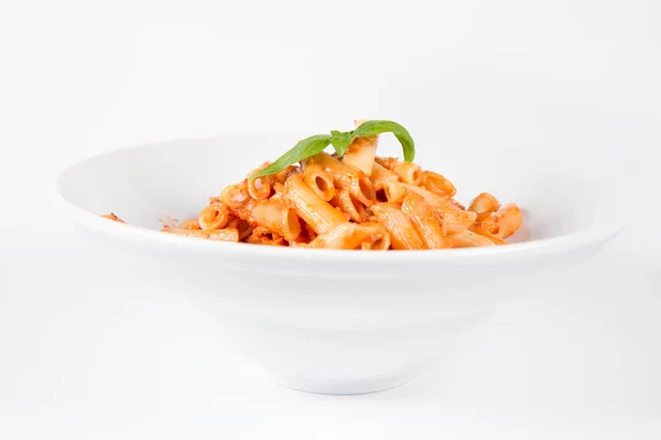 Penne Met Pesto Rosso Zongedroogde Tomaten Versierd Met Basilicum — Stockfoto