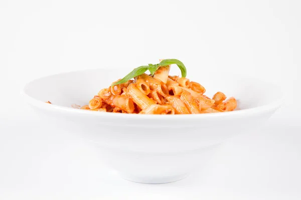 Penne Mit Pesto Rosso Und Sonnengetrockneten Tomaten Mit Basilikum Dekoriert — Stockfoto