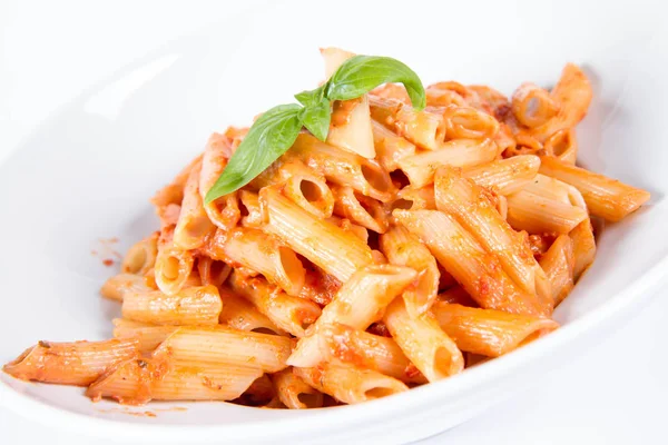 Penne Met Pesto Rosso Zongedroogde Tomaten Versierd Met Basilicum — Stockfoto