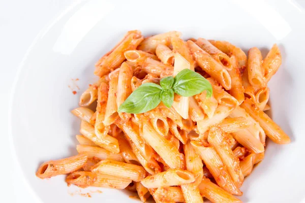 Penne Met Pesto Rosso Zongedroogde Tomaten Versierd Met Basilicum — Stockfoto